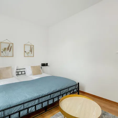 Beautiful House With Balcony, Ideal For Families By Renters