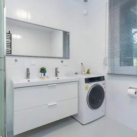 Сasa de vacaciones Beautiful House With Balcony, Ideal For Families By Renters Poznan