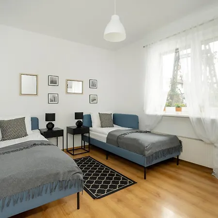 Beautiful House With Balcony, Ideal For Families By Renters *