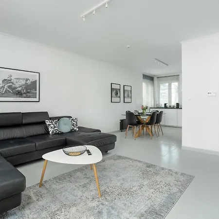 Beautiful House With Balcony, Ideal For Families By Renters * Poznan